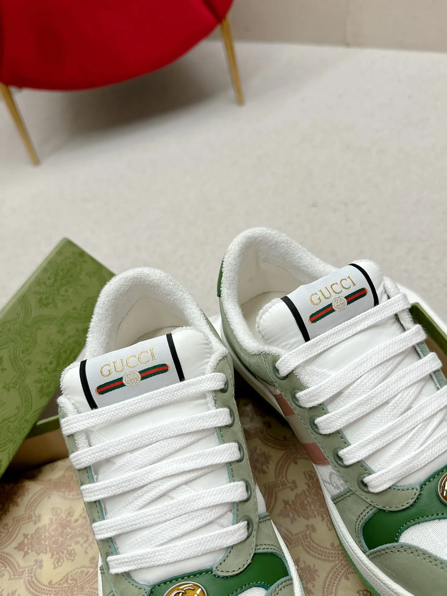 👟👟Ex-factory price 560👟👟 Men’s size +10 Gucci——purchased version GG series distressed dirty shoes-hot style is coming! 9 times out of 10 sales, you will definitely get the money. Ready stock! Spot goods! Spot goods! New colors added - the ultimate version on the market! Purchase the original version and develop it... fabric, material, outsole, and details can be compared at will! Open-mold Swarovski one-to-one replica rhinestone chain...Metal cherry pendant...Metal double G crystal cylindrical mark...Gucci original customized narrow webbing...Super flash series - flash diamond chain. The cherry decoration is detachable and can be changed into two to match with each other to show your personality. Exclusive color-brushed cowhide fabric. Hand-made distressed is very textured and has a sense of luxury! The details of the workmanship can be seen in the drawings, and no line is missed. The original terry cloth is delicate, soft and more comfortable and breathable. The privately stamped two-color original TPU outsole (lower layer is wider, upper layer is narrower). Matching packaging⭐️ Size: Female 35-40 Male 39-44 (Female 41 Male 45 customized)